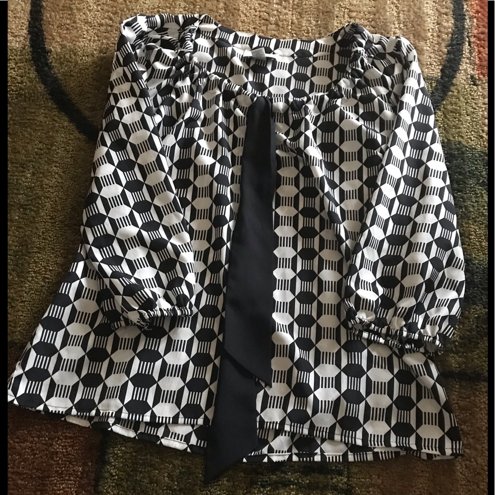 BEAUTIFUL BLACK AND WHITE BLOUSE